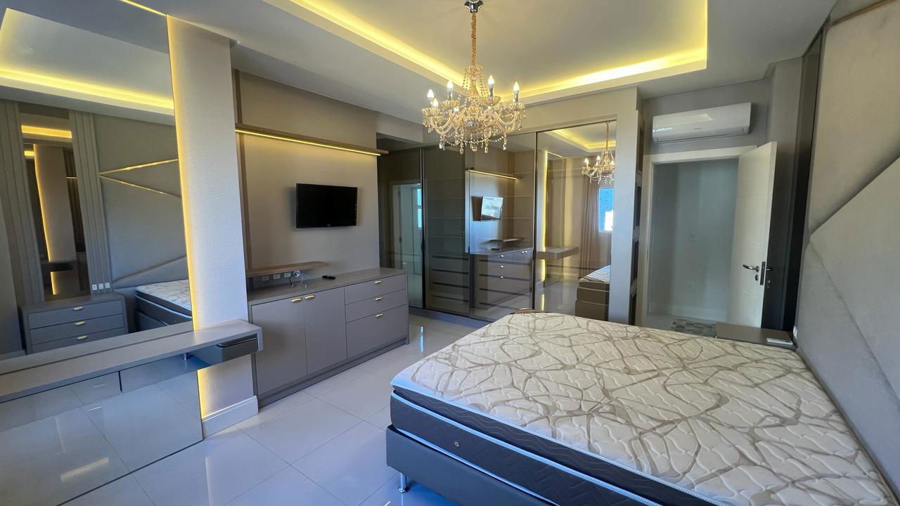Apartamento Pronto Mobiliado em Itapema/SC no bairro Meia Praia, com 268m², 4suítes e 2vagas de gragem. Ótima localização a 400m do mar. Investimento.
