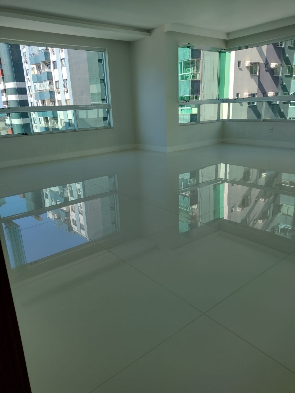 Apartamento de Luxo Pronto no Centro de Balneário Camboriú-SC: 3 suítes, 4 banheiros, 3 vagas de garagem, 145,82m² de área.