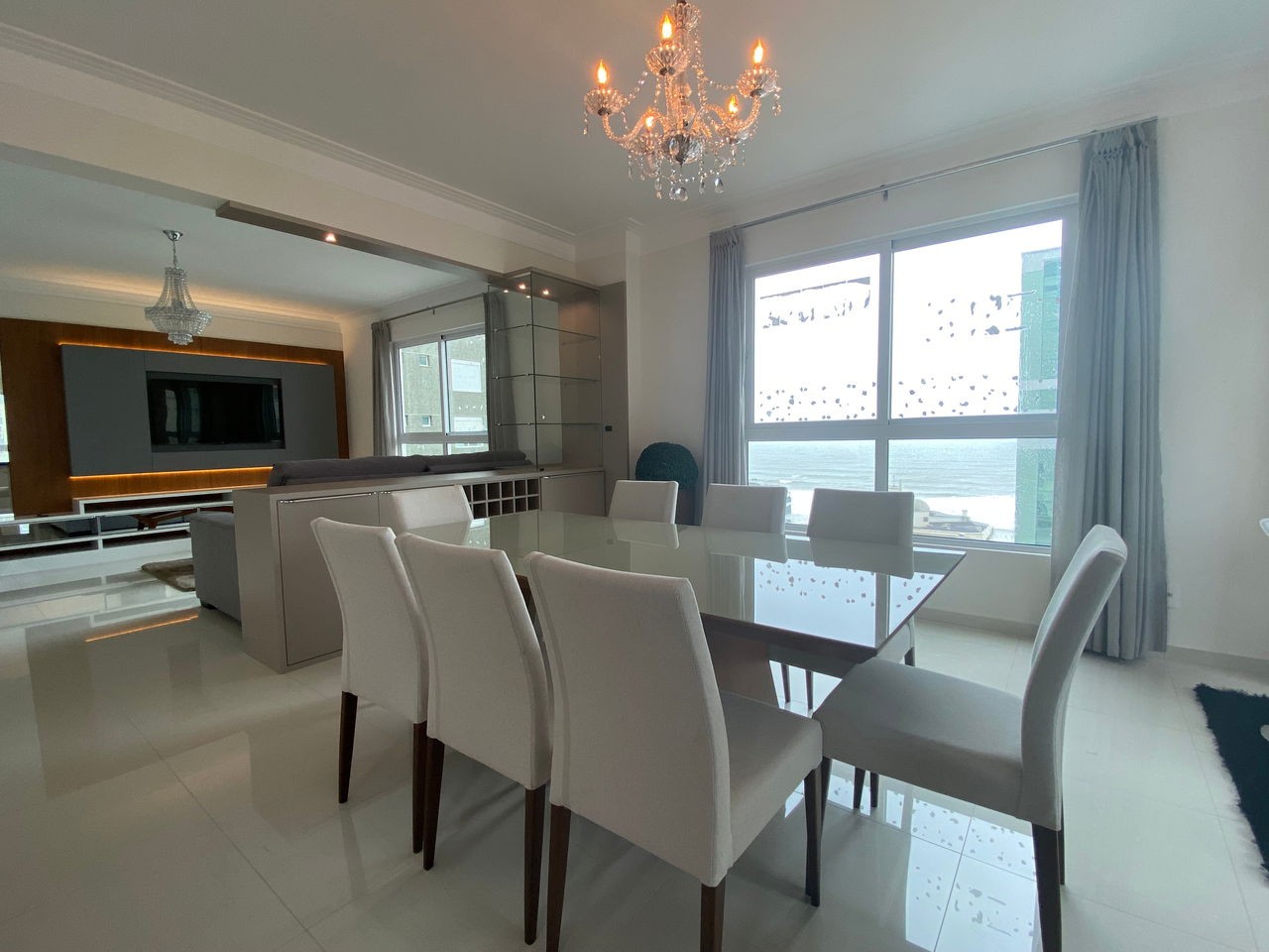 Venda de Apartamento Pronto de Luxo na Meia Praia, Itapema-SC: 4 Quartos, 3 Suítes, 4 Banheiros, 3 Vagas de Garagem!
