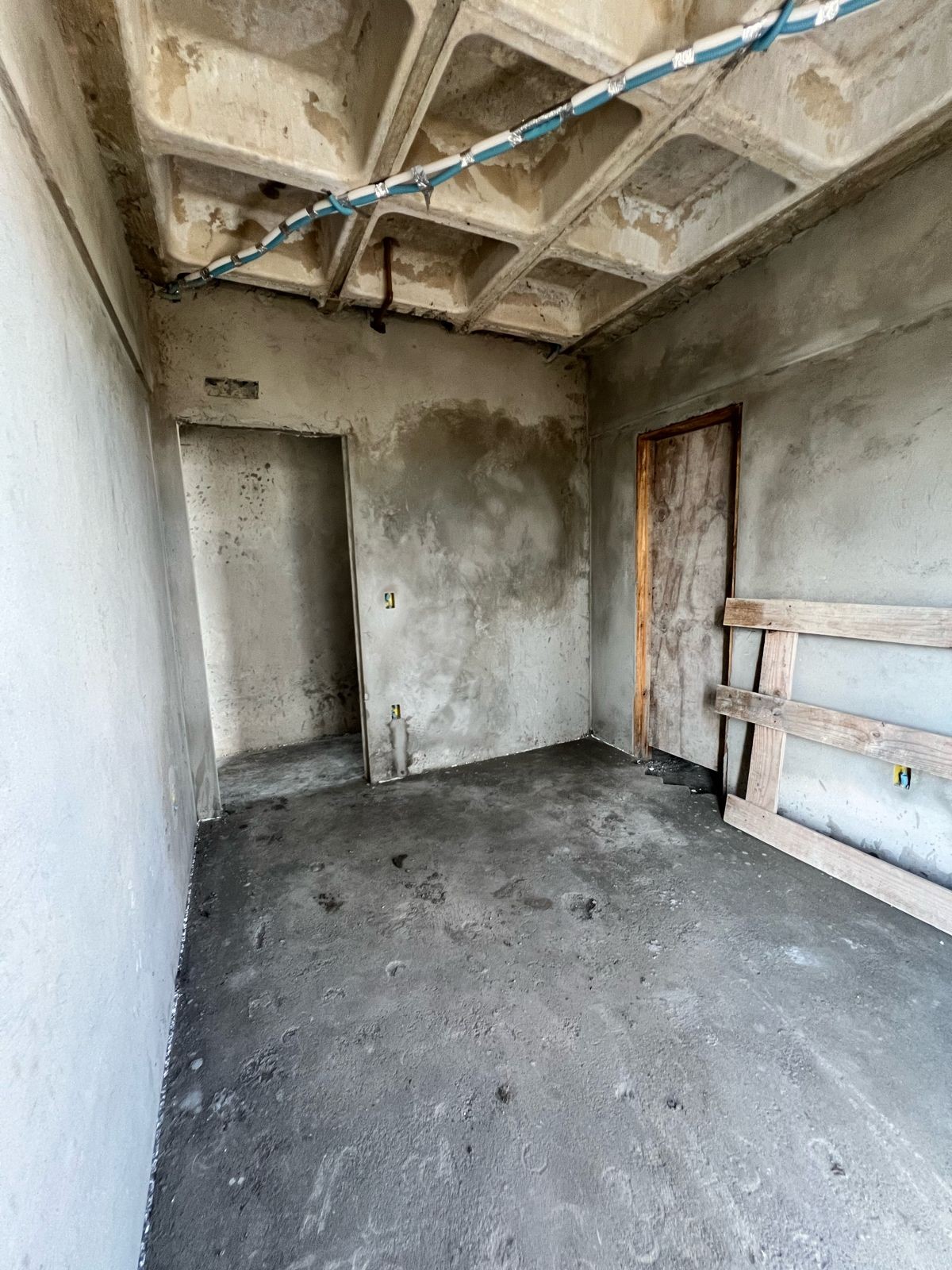 Apartamento Pronto para Morar em Itapema/SC, bairro Meia Praia, com 110m², 2 suítes e 2 vagas de garagem. Ótima localização próximo ao mar. Investir.