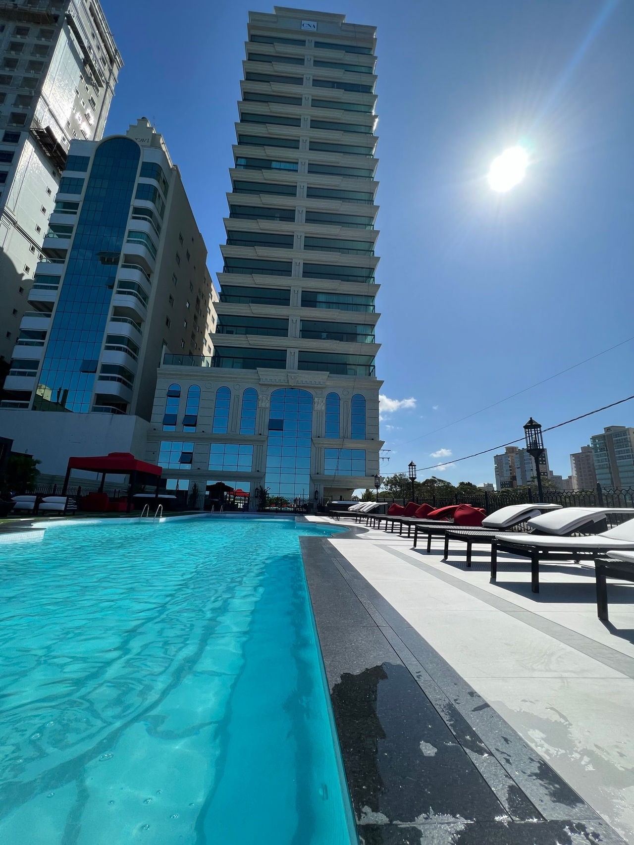 Apartamento de Luxo Frente Mar Pronto Para Morar em Itapema/SC, bairro Meia Praia. 180m², 4 suítes e 3 vagas de garagem. Localização privilegiada.