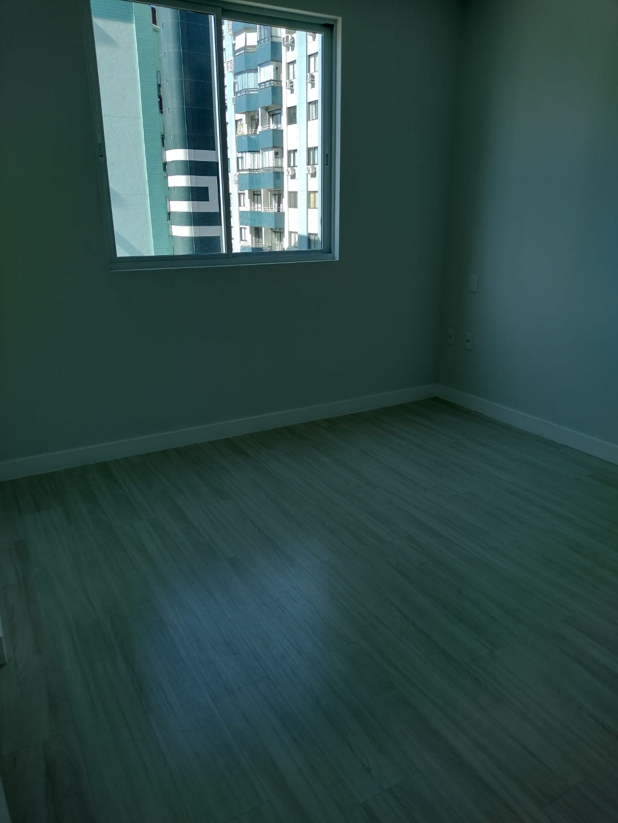 Apartamento de Luxo Pronto no Centro de Balneário Camboriú-SC: 3 suítes, 4 banheiros, 3 vagas de garagem, 145,82m² de área.