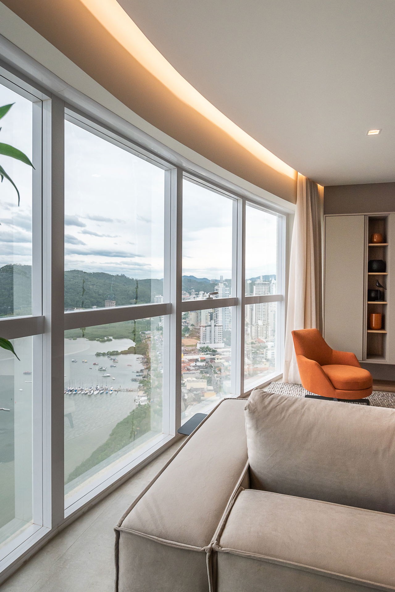 Imperdível apartamento Pronto à venda em Itajaí-SC, no bairro Fazenda: 3 quartos, 3 suítes, 5 banheiros, 5 vagas de garagem, 328,96 m²!