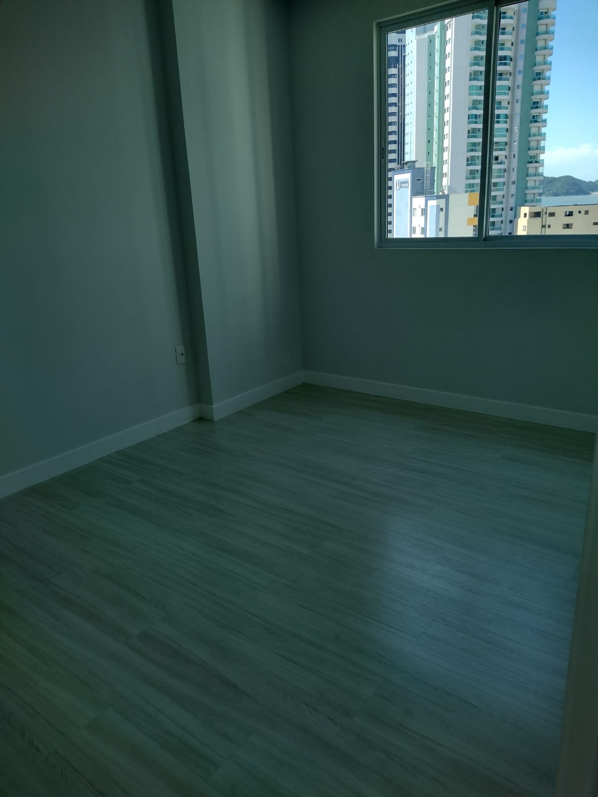 Apartamento de Luxo Pronto no Centro de Balneário Camboriú-SC: 3 suítes, 4 banheiros, 3 vagas de garagem, 145,82m² de área.
