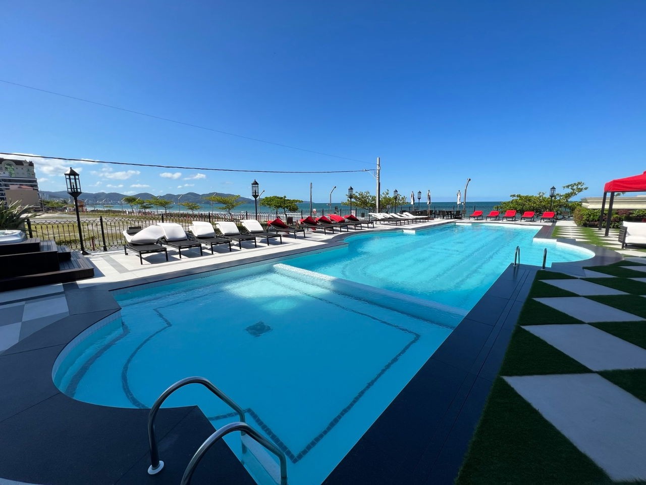 Apartamento Frente Mar Pronto Mobiliado em Itapema/SC no bairro Meia Praia,Localização Privilegiada, 180m² com 4 suítes e 4 vagas de garagem. Investir