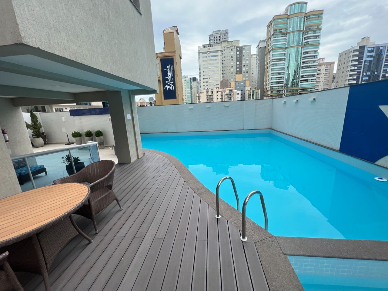 Apartamento Pronto Mobiliado em Itapema/SC no bairro Meia Praia, com 268m², 4suítes e 2vagas de gragem. Ótima localização a 400m do mar. Investimento.