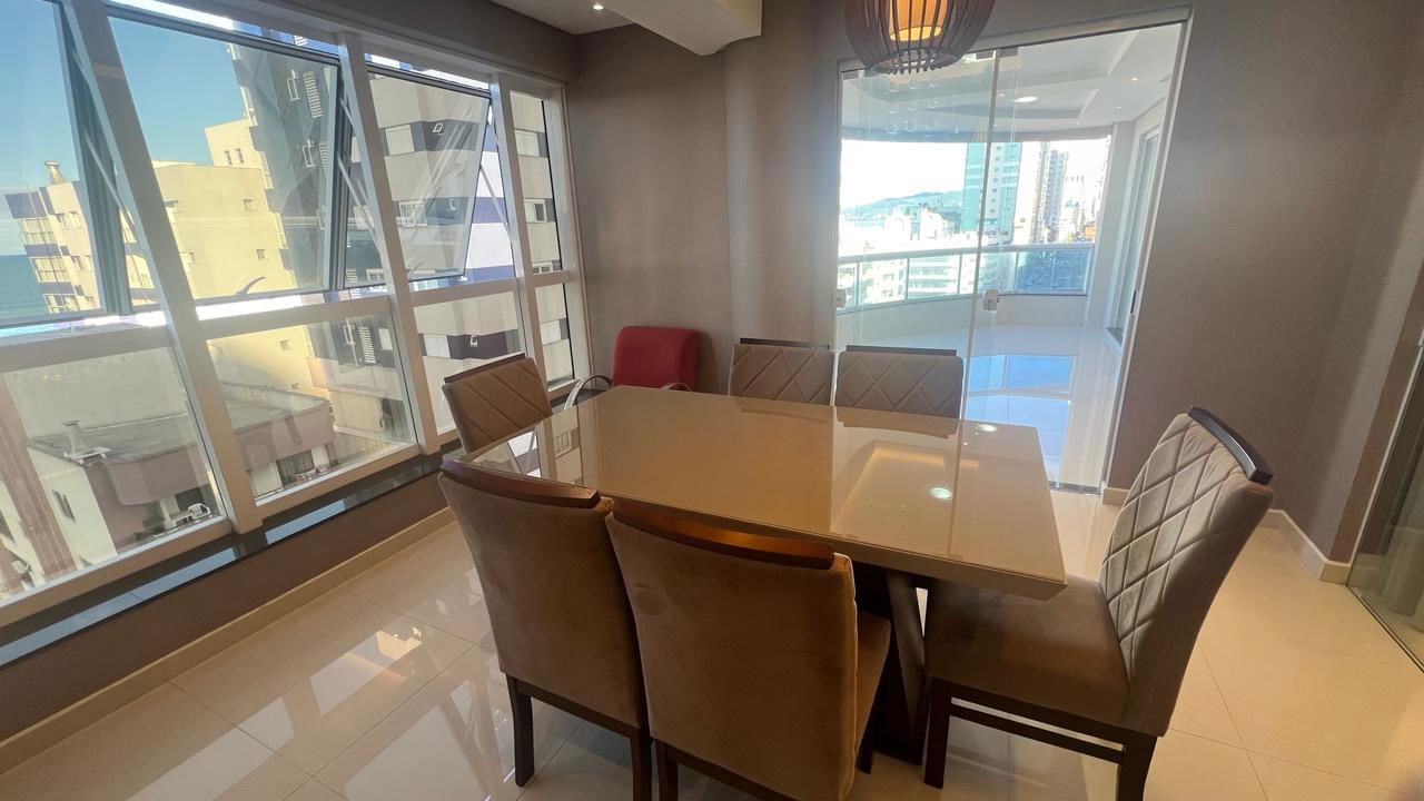 Apartamento Pronto Mobiliado em Itapema/SC no bairro Meia Praia, com 268m², 4suítes e 2vagas de gragem. Ótima localização a 400m do mar. Investimento.