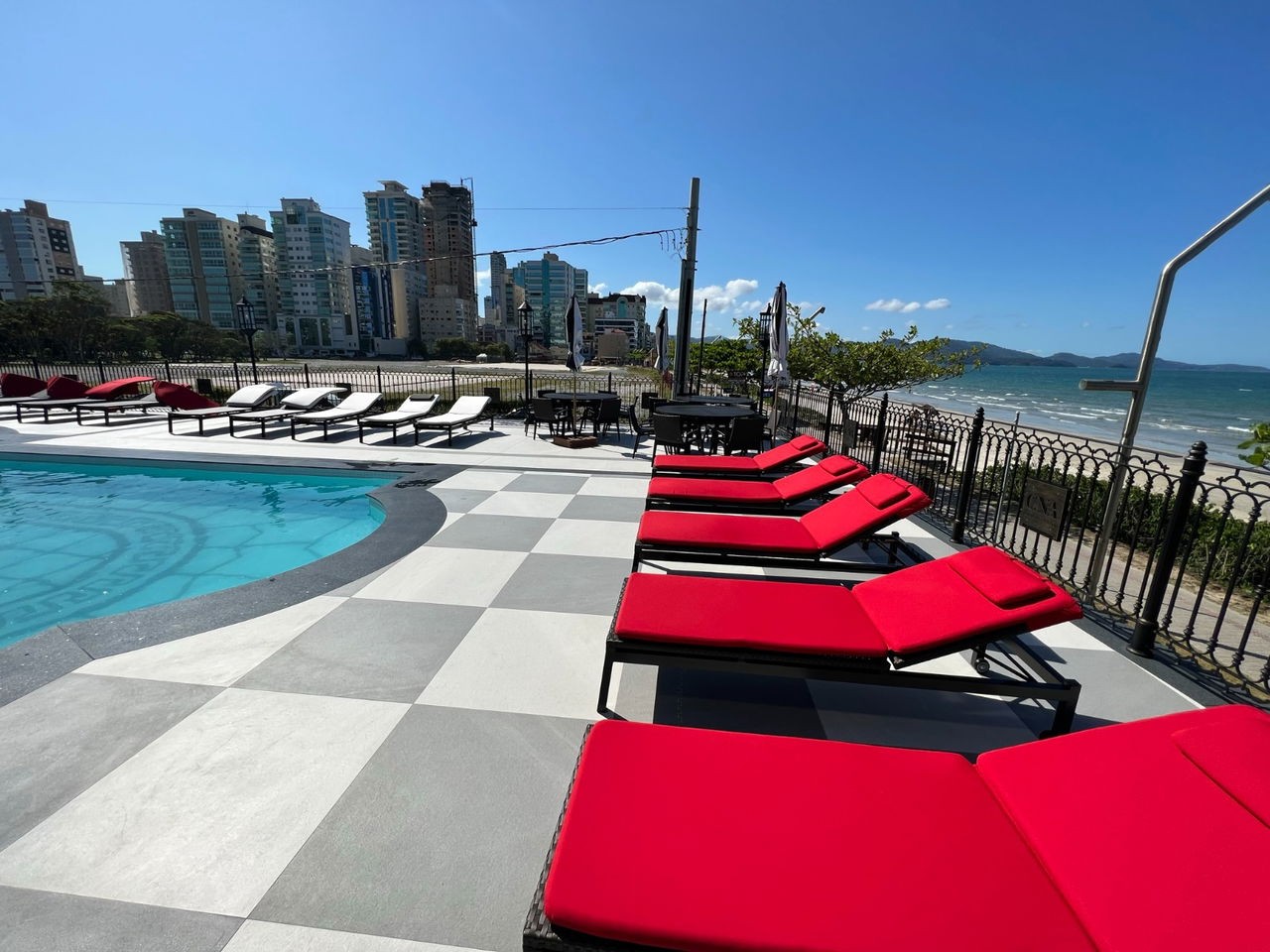 Apartamento Frente Mar Pronto Mobiliado em Itapema/SC no bairro Meia Praia,Localização Privilegiada, 180m² com 4 suítes e 4 vagas de garagem. Investir