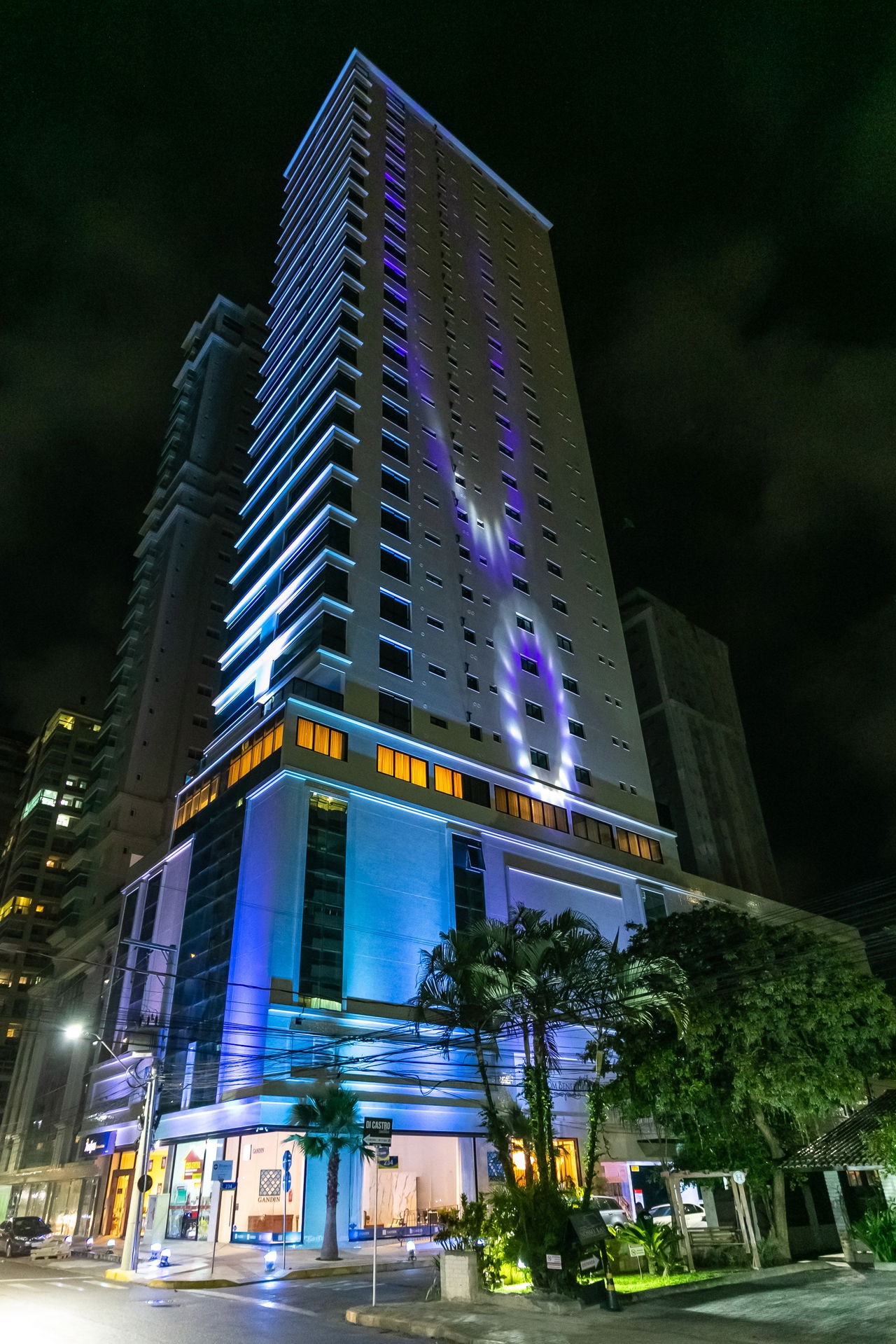 Apartamento Pronto na cidade de Itapema/SC no bairro Andorinha, 3 suítes e 2 Vagas de garagem, com Lazer Completo. Bem localizado. Investir
