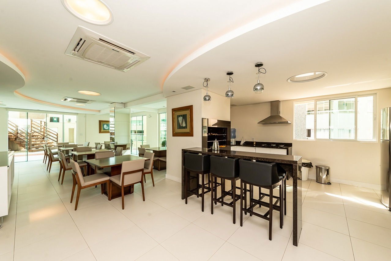 Sala comercial na cidade de Balneário Camboriú/SC no bairro Centro, com 109m² e 1 Vaga de Garagem.