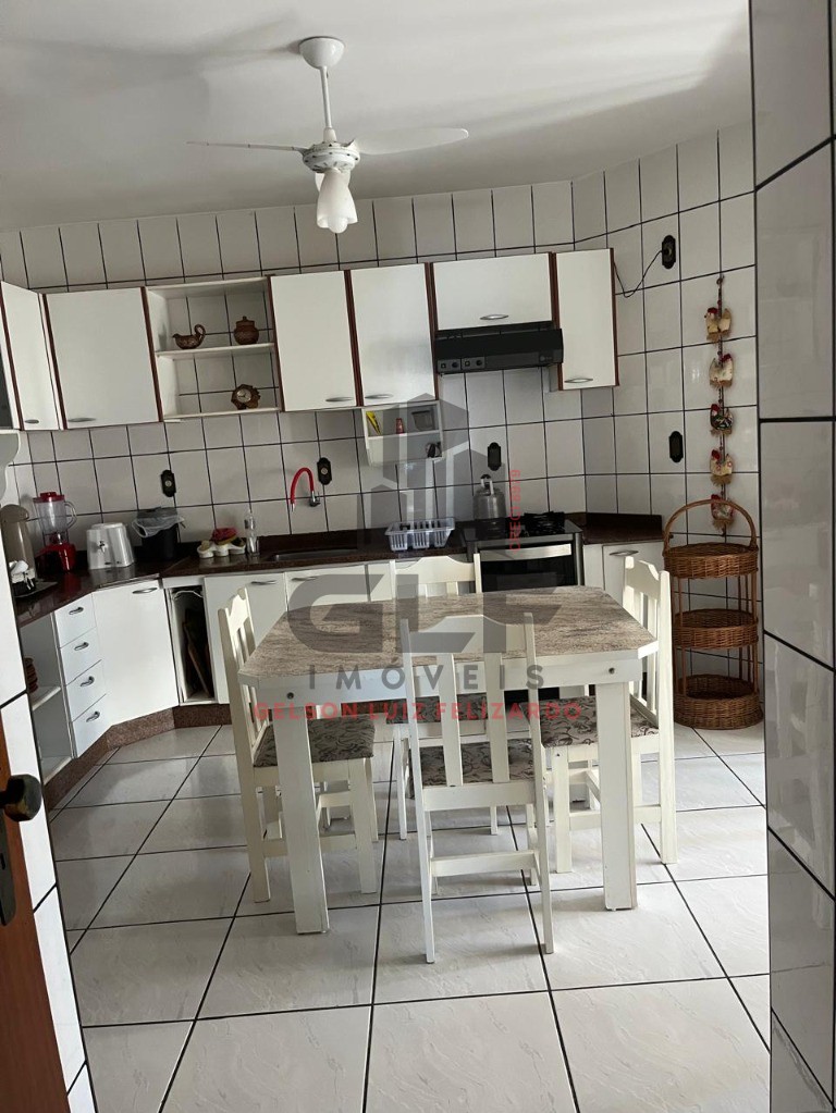 Apartamento Pronto em Itapema/SC bairro Meia Praia, com 250,27m² área privativa sendo 4 dormitórios e 2 suítes, 2 vagas de garagem, bem localizado
