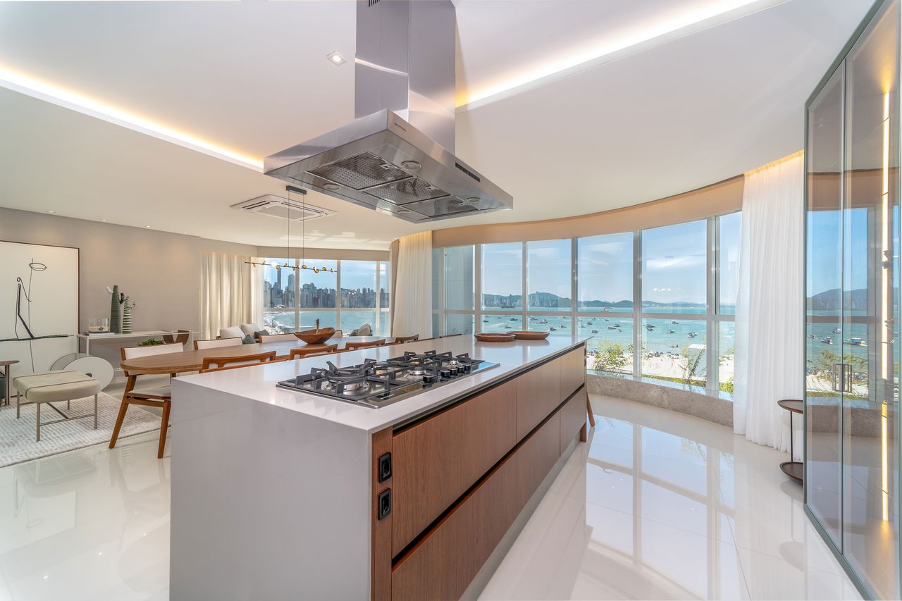 Apartamento de Luxo pronto à Venda no Centro de Balneário Camboriú-SC: 4 Quartos, 4 Suítes, 5 Banheiros, 4 Vagas de Garagem, 237m² de Área