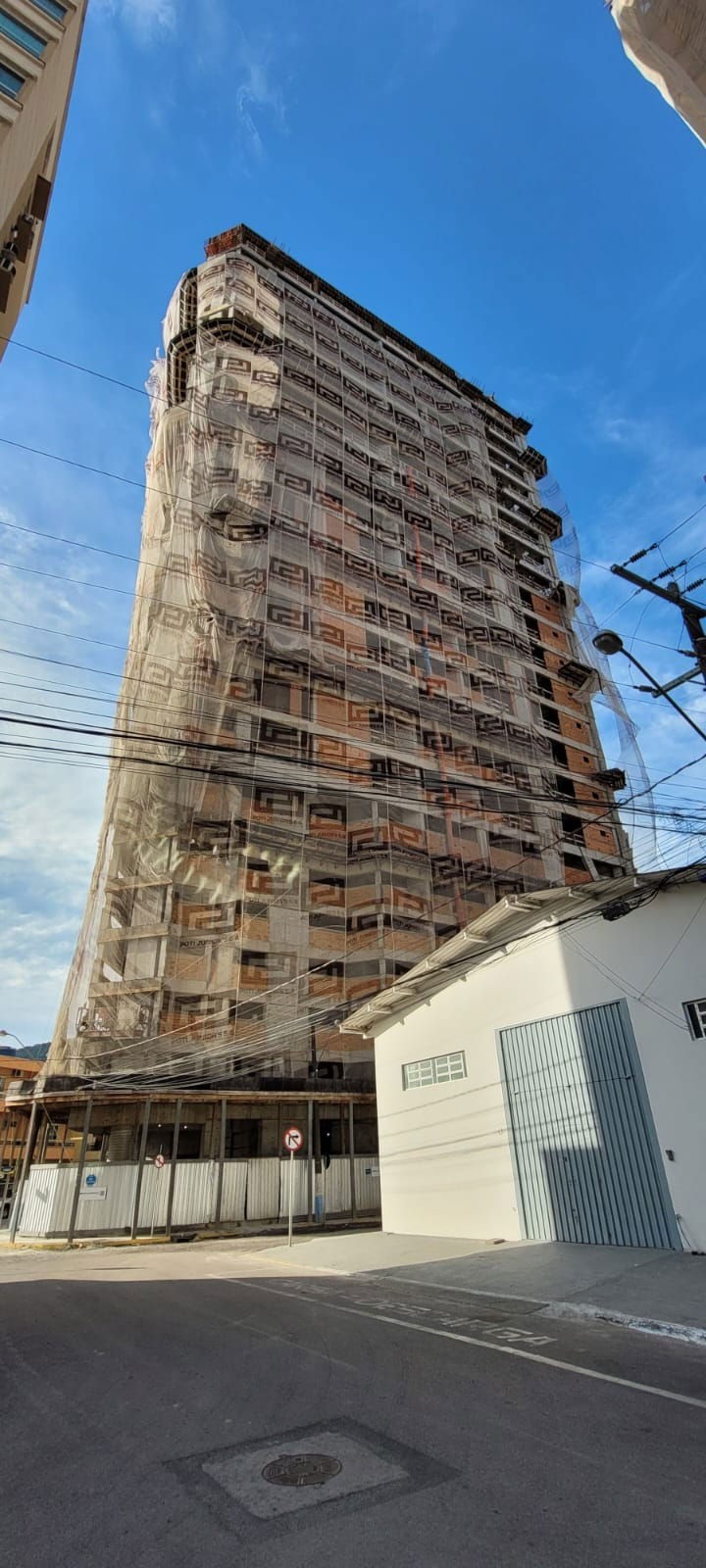 Apartamento em Construção na cidade de Itapema/SC no bairro Meia Praia, 1 dormitório e 1 Vaga de garagem. Bem localizado. Investir