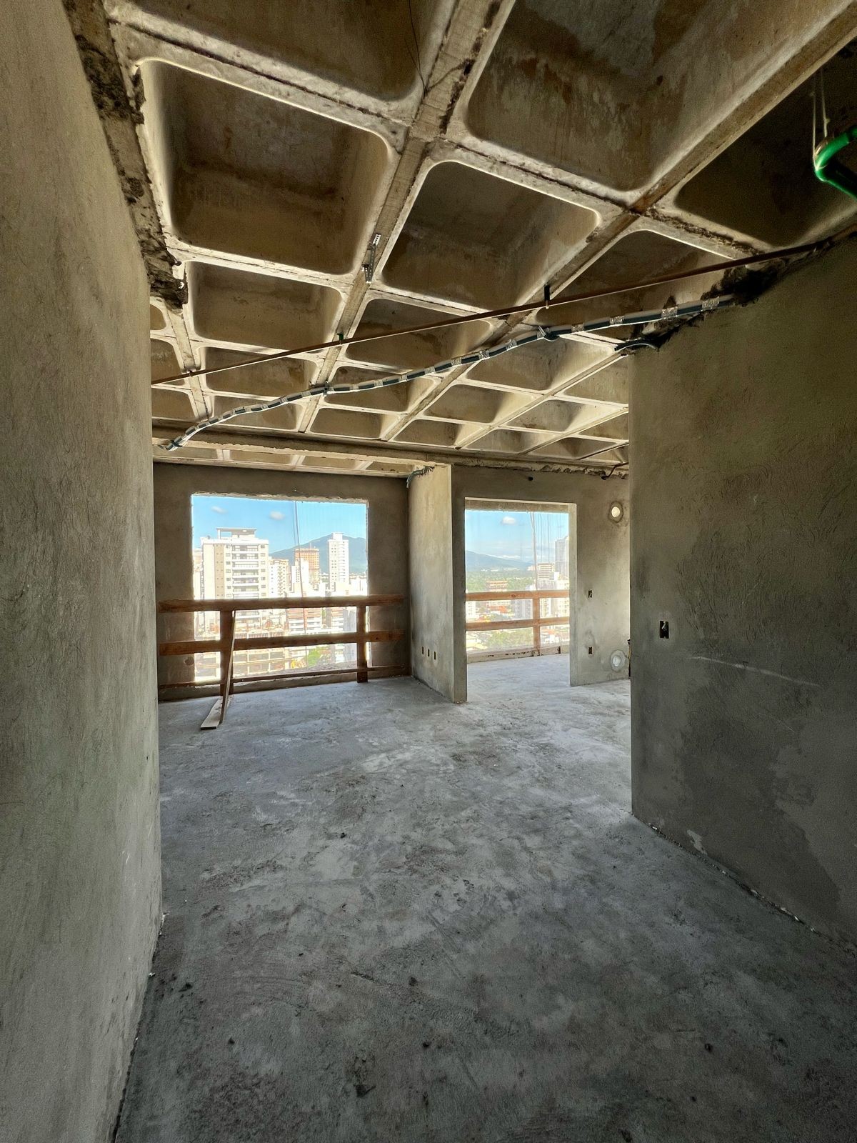 Apartamento Pronto para Morar em Itapema/SC, bairro Meia Praia, com 110m², 2 suítes e 2 vagas de garagem. Ótima localização próximo ao mar. Investir.