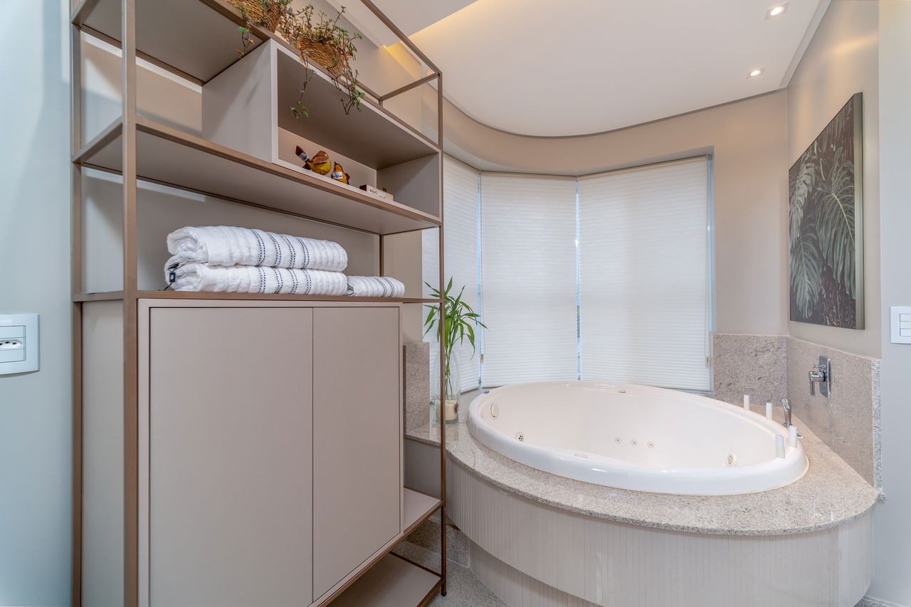 Apartamento de Luxo pronto à Venda no Centro de Balneário Camboriú-SC: 4 Quartos, 4 Suítes, 5 Banheiros, 4 Vagas de Garagem, 237m² de Área