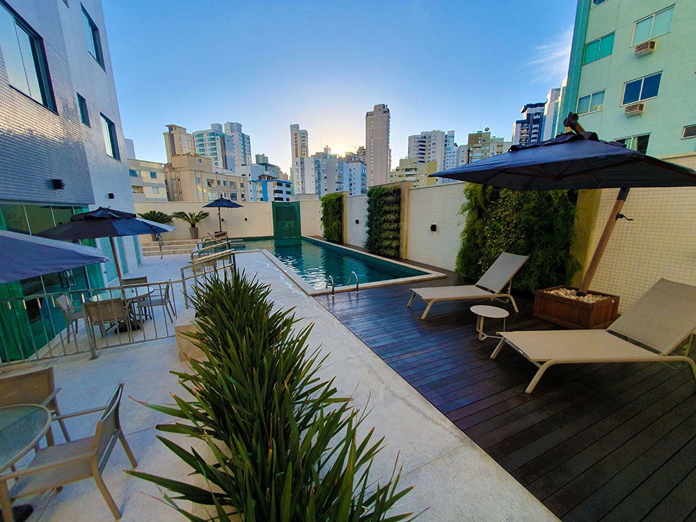 Apartamento de Luxo Pronto no Centro de Balneário Camboriú-SC: 3 suítes, 4 banheiros, 3 vagas de garagem, 145,82m² de área.