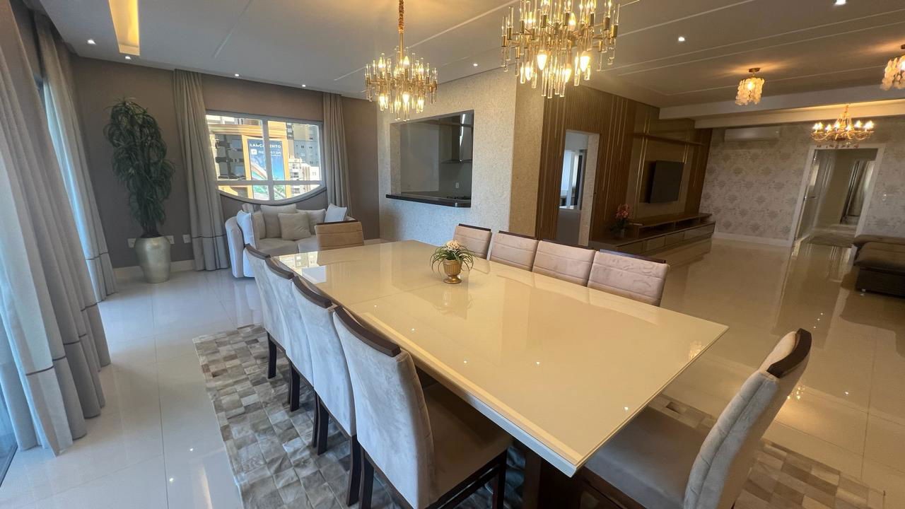 Apartamento Pronto Mobiliado em Itapema/SC no bairro Meia Praia, com 268m², 4suítes e 2vagas de gragem. Ótima localização a 400m do mar. Investimento.