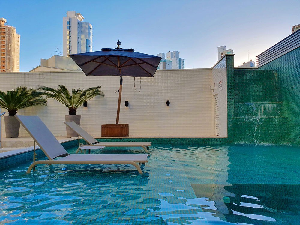 Apartamento de Luxo Pronto no Centro de Balneário Camboriú-SC: 3 suítes, 4 banheiros, 3 vagas de garagem, 145,82m² de área.