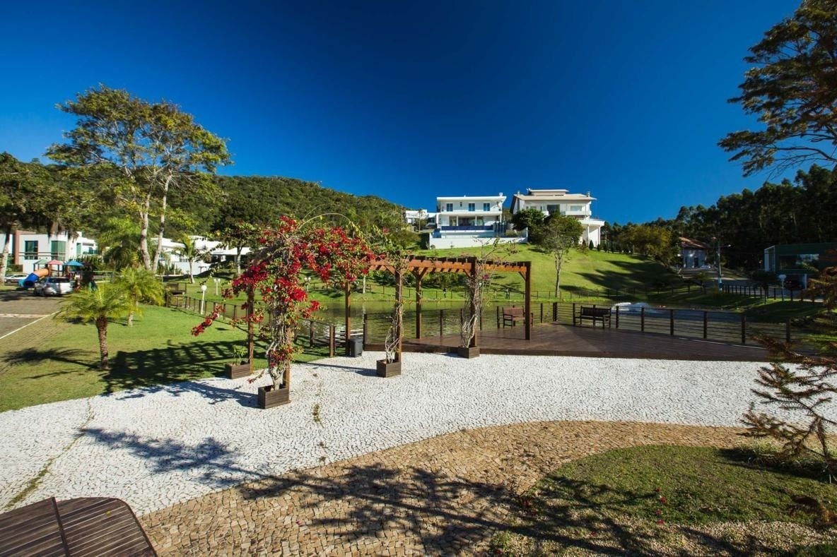 Casa pronta em balneário camboriú com 350m² de área privativ