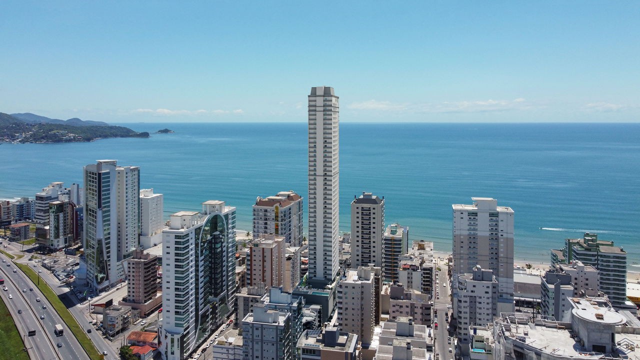 Imperdível apartamento de luxo em Construção com 4 quartos e 4 suítes na Meia Praia, Itapema-SC: 190m², 5 banheiros e 3 vagas de garagem!
