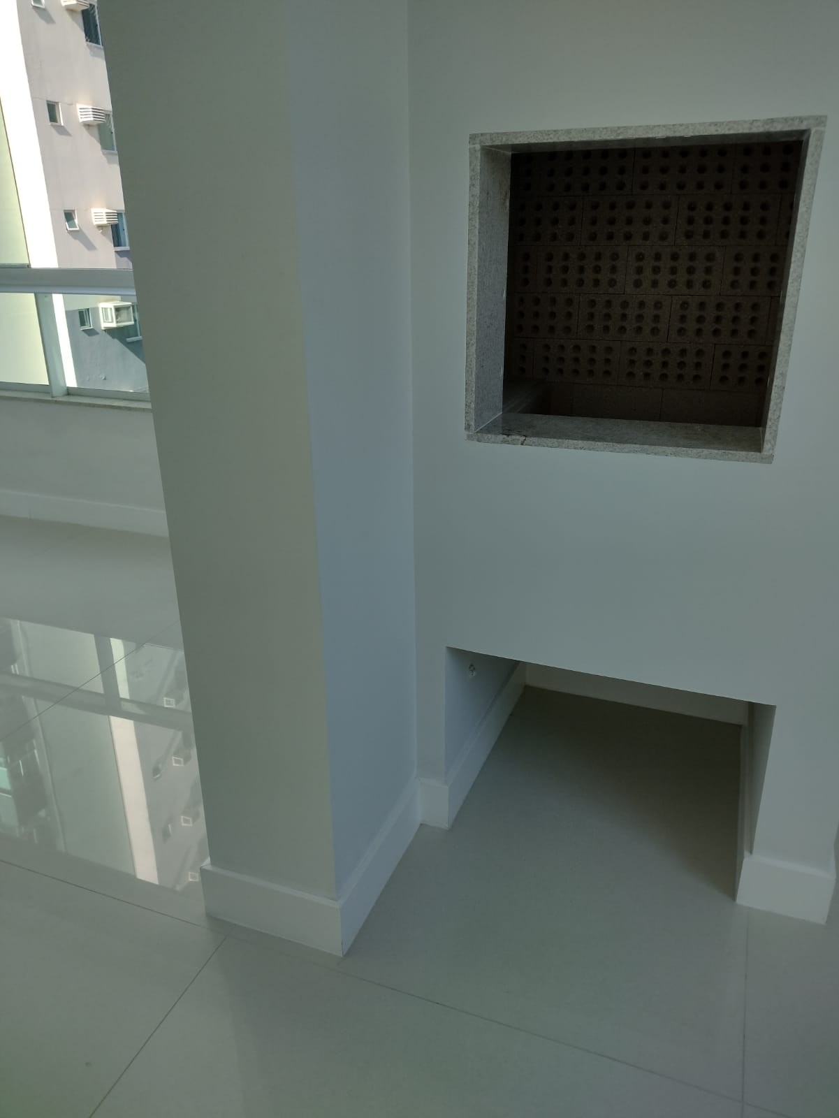 Apartamento de Luxo Pronto no Centro de Balneário Camboriú-SC: 3 suítes, 4 banheiros, 3 vagas de garagem, 145,82m² de área.