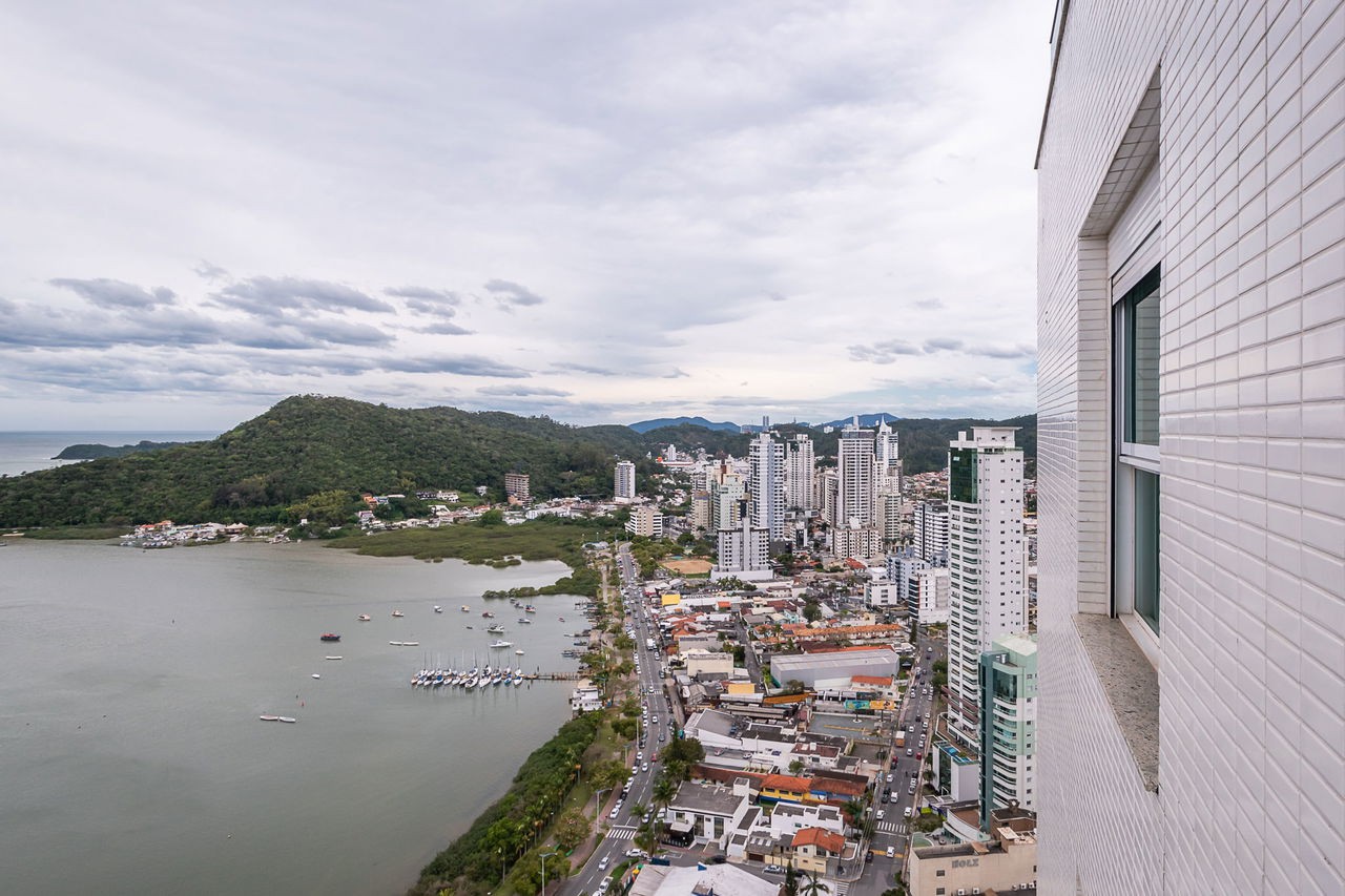 Imperdível apartamento Pronto à venda em Itajaí-SC, no bairro Fazenda: 3 quartos, 3 suítes, 5 banheiros, 5 vagas de garagem, 328,96 m²!