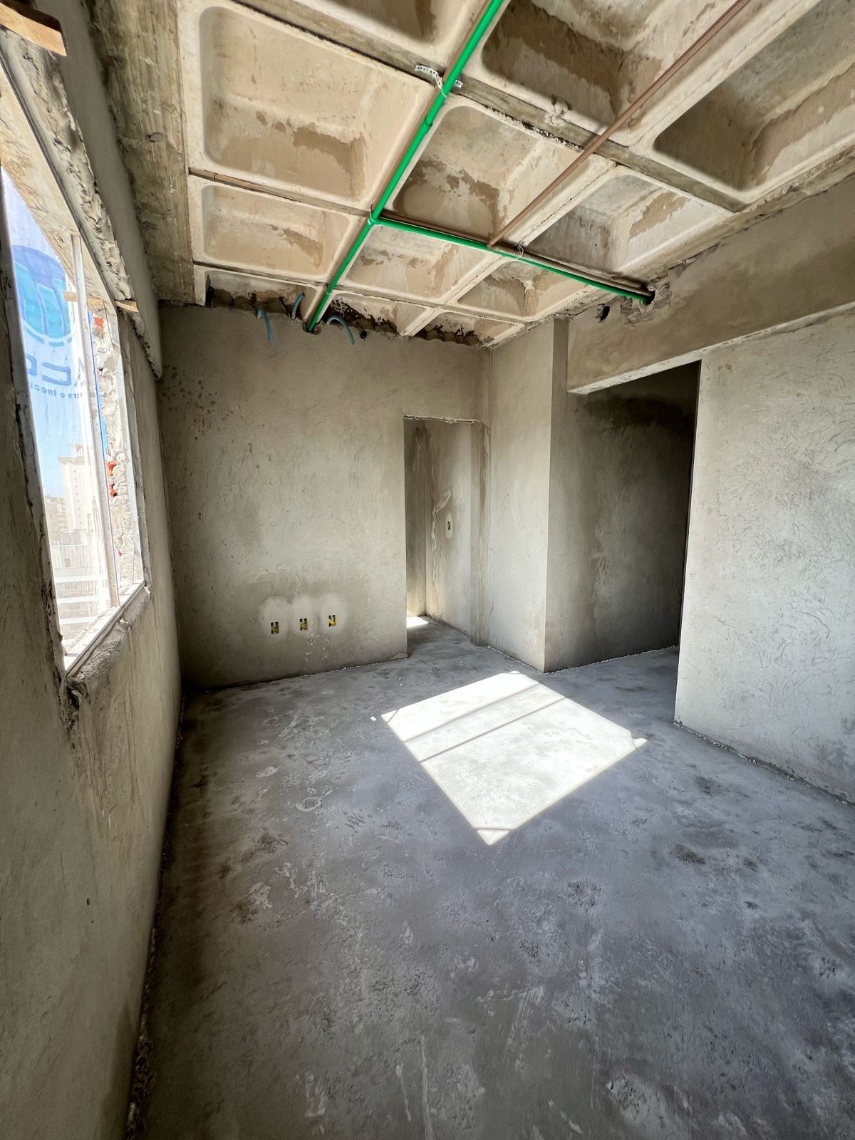 Apartamento Pronto para Morar em Itapema/SC, bairro Meia Praia, com 110m², 2 suítes e 2 vagas de garagem. Ótima localização próximo ao mar. Investir.