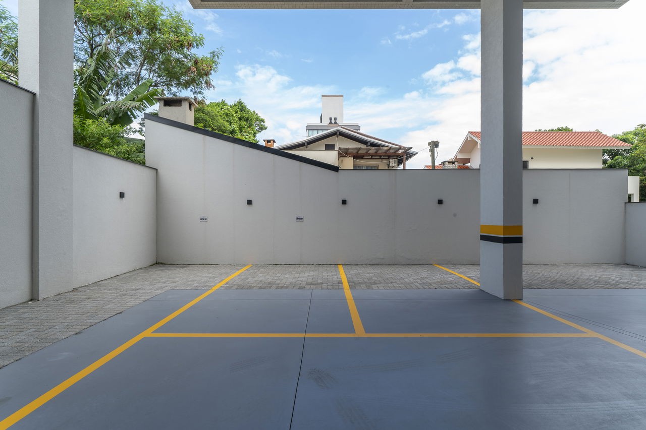 Apartamento Pronto para morar em Bombinhas/SC com 97m² área privativa sendo 2 suítes, 1 vaga de garagem,