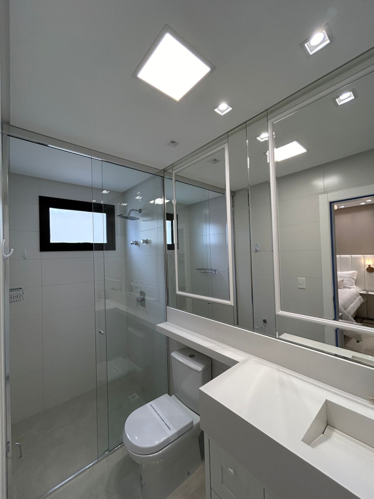 Apartamento Frente Mar Pronto Mobiliado em Itapema/SC no bairro Meia Praia,Localização Privilegiada, 180m² com 4 suítes e 4 vagas de garagem. Investir