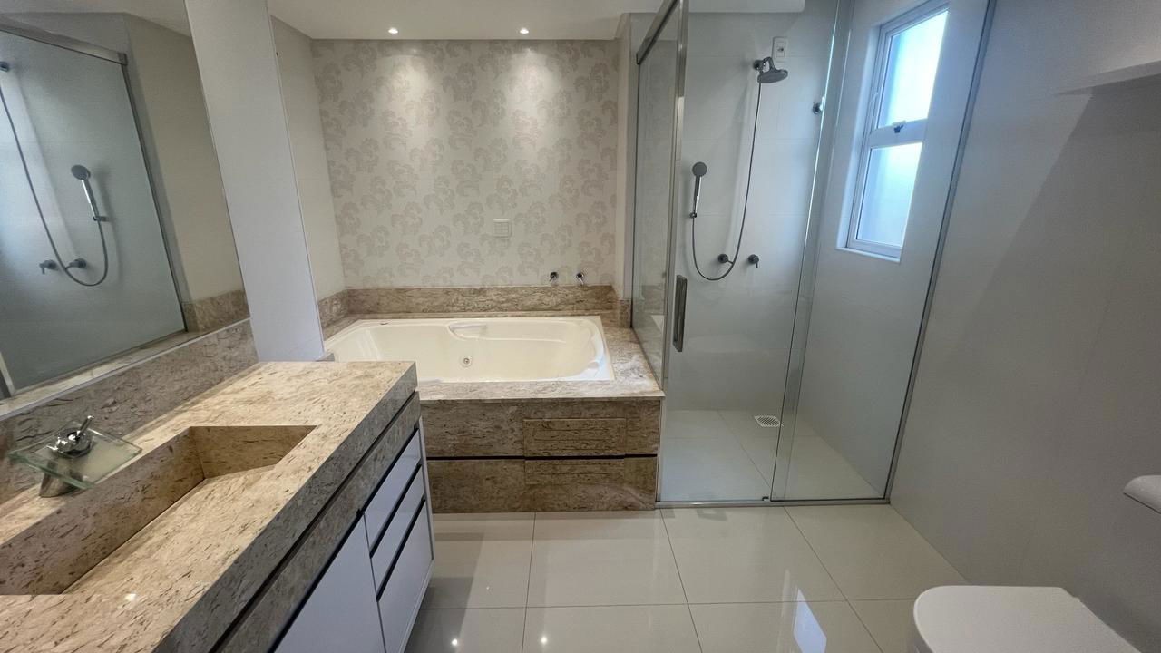 Apartamento Pronto Mobiliado em Itapema/SC no bairro Meia Praia, com 268m², 4suítes e 2vagas de gragem. Ótima localização a 400m do mar. Investimento.