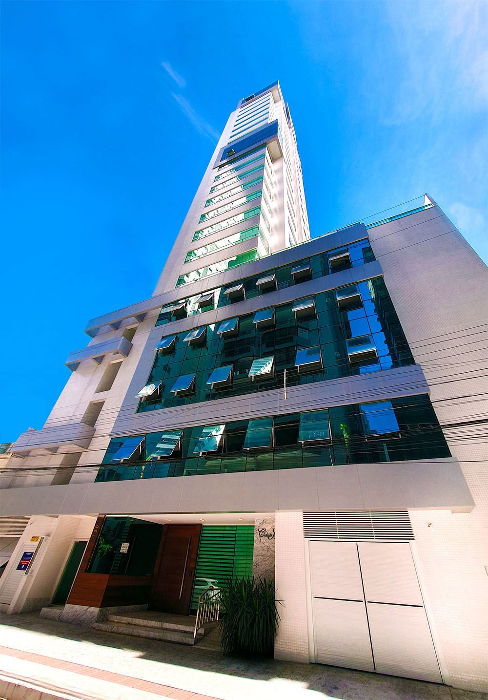 Apartamento de Luxo Pronto no Centro de Balneário Camboriú-SC: 3 suítes, 4 banheiros, 3 vagas de garagem, 145,82m² de área.
