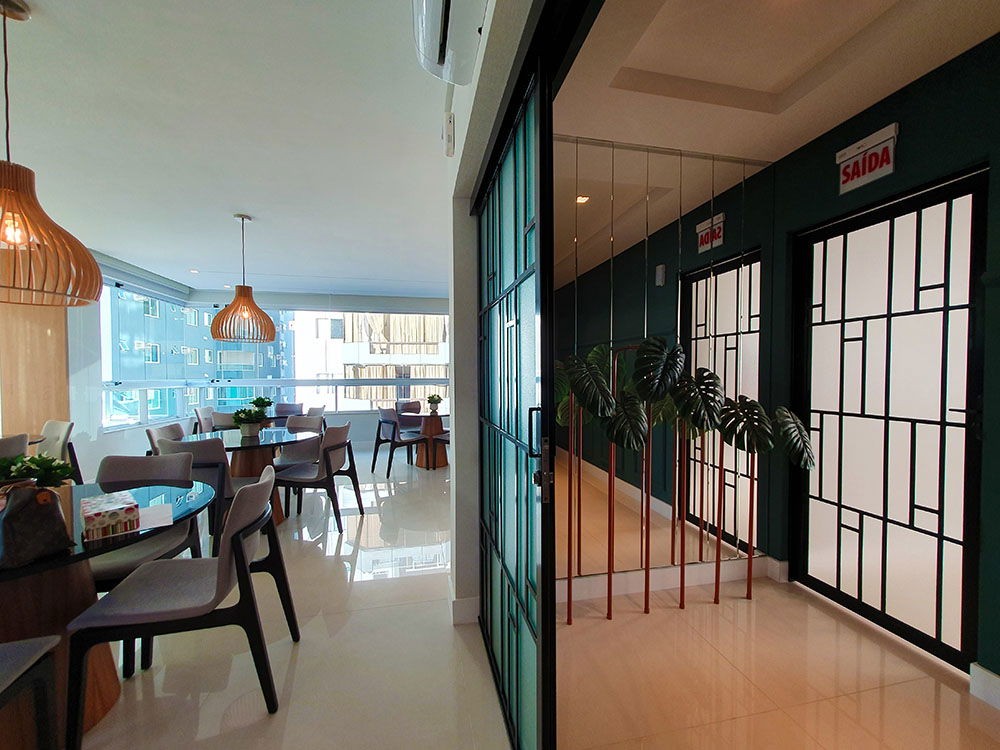 Apartamento de Luxo Pronto no Centro de Balneário Camboriú-SC: 3 suítes, 4 banheiros, 3 vagas de garagem, 145,82m² de área.