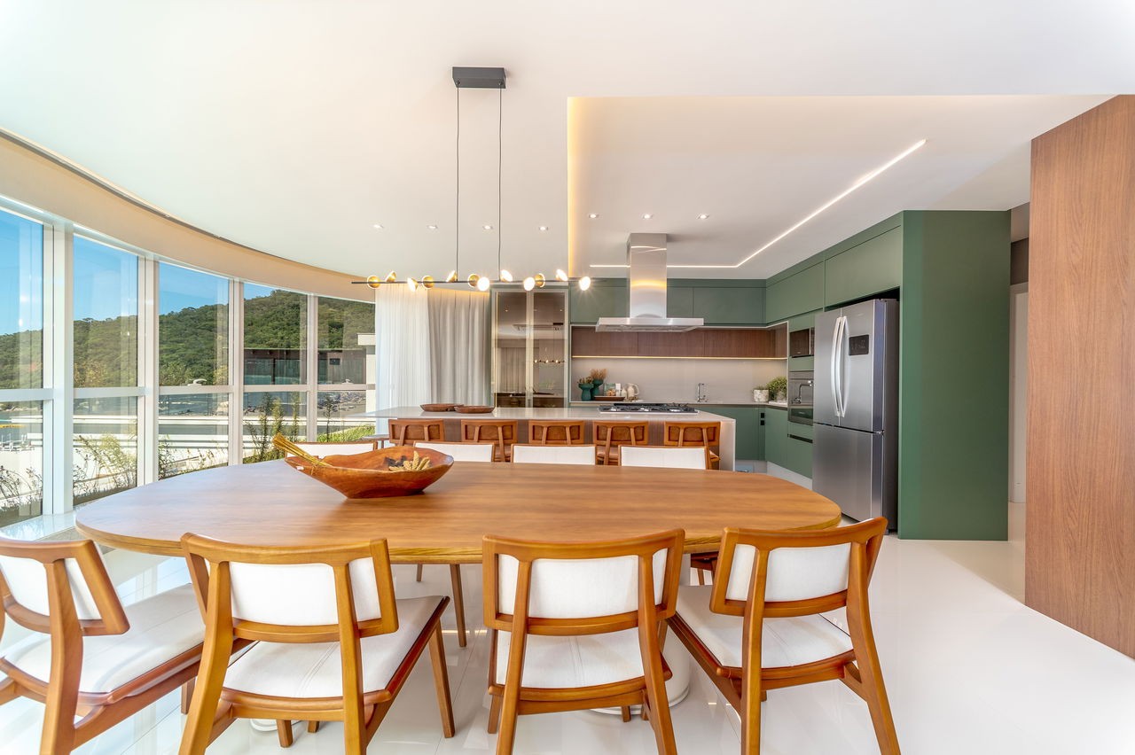 Apartamento de Luxo pronto à Venda no Centro de Balneário Camboriú-SC: 4 Quartos, 4 Suítes, 5 Banheiros, 4 Vagas de Garagem, 237m² de Área