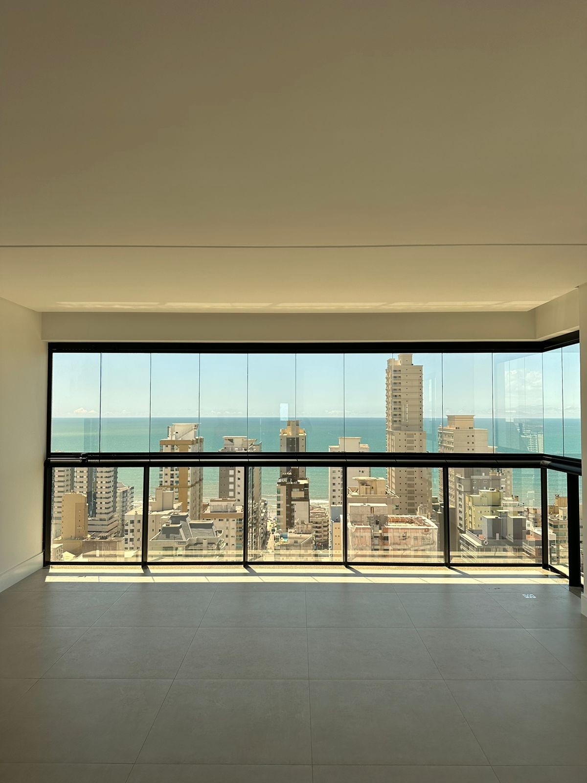 Apartamento Novo e Pronto para Morar em Itapema/SC no bairro Andorinha, a 480m do mar, com 137m², 3 Suítes e 3 Vagas de garagem, com Lazer Completo.