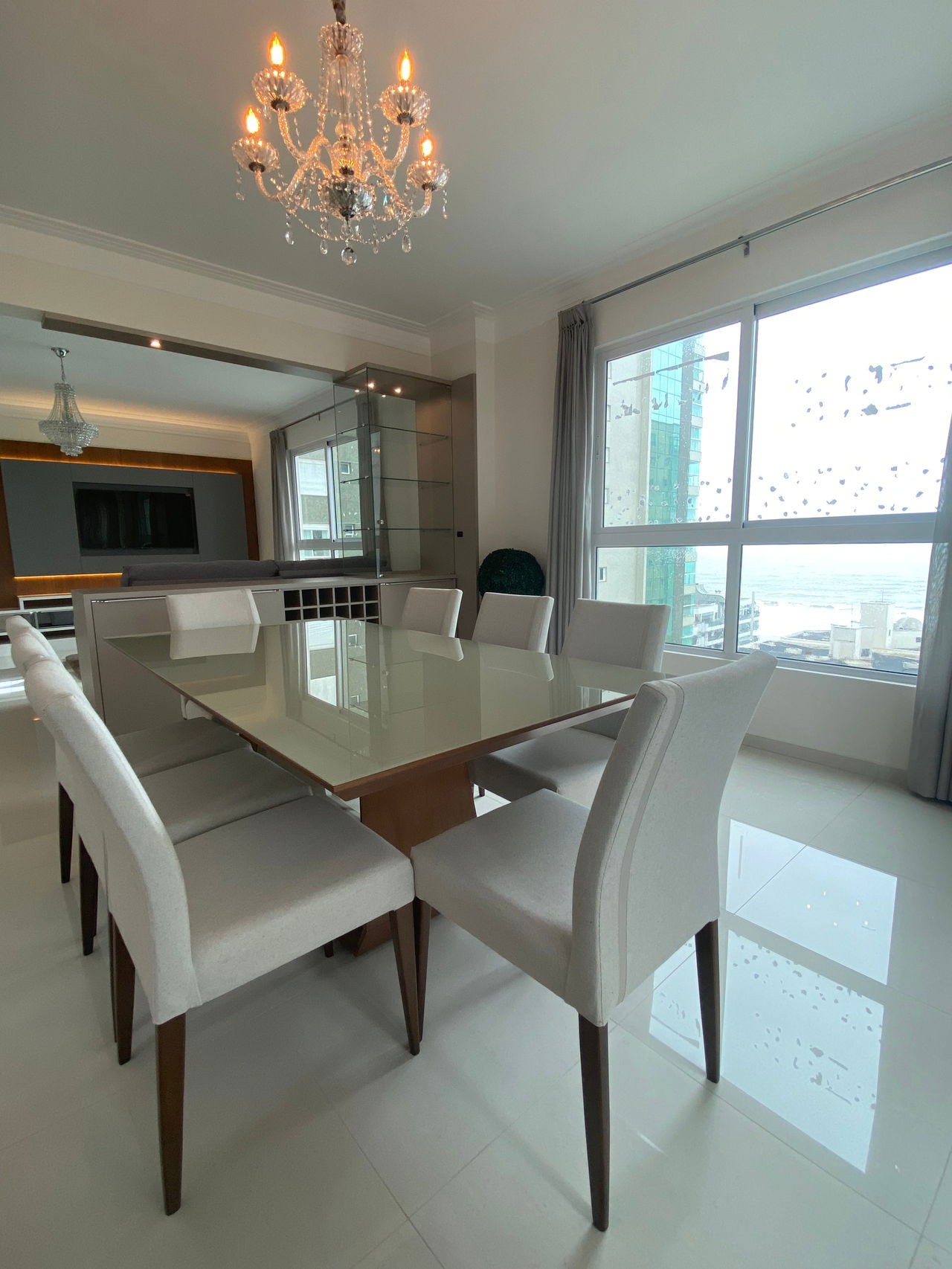 Venda de Apartamento Pronto de Luxo na Meia Praia, Itapema-SC: 4 Quartos, 3 Suítes, 4 Banheiros, 3 Vagas de Garagem!