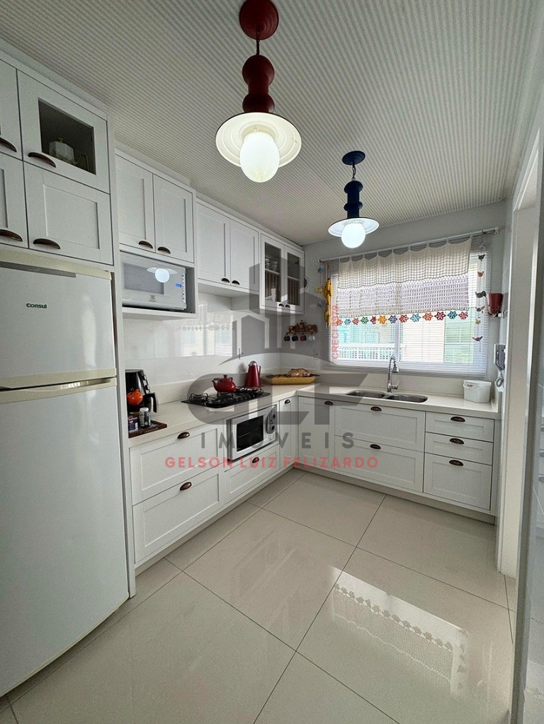 Apartamento de Alto Padrão na cidade de Itapema/SC, no bairro Meia Praia, com 3 Suítes e 2 Vagas de Garagem. Localização Privilegiada.