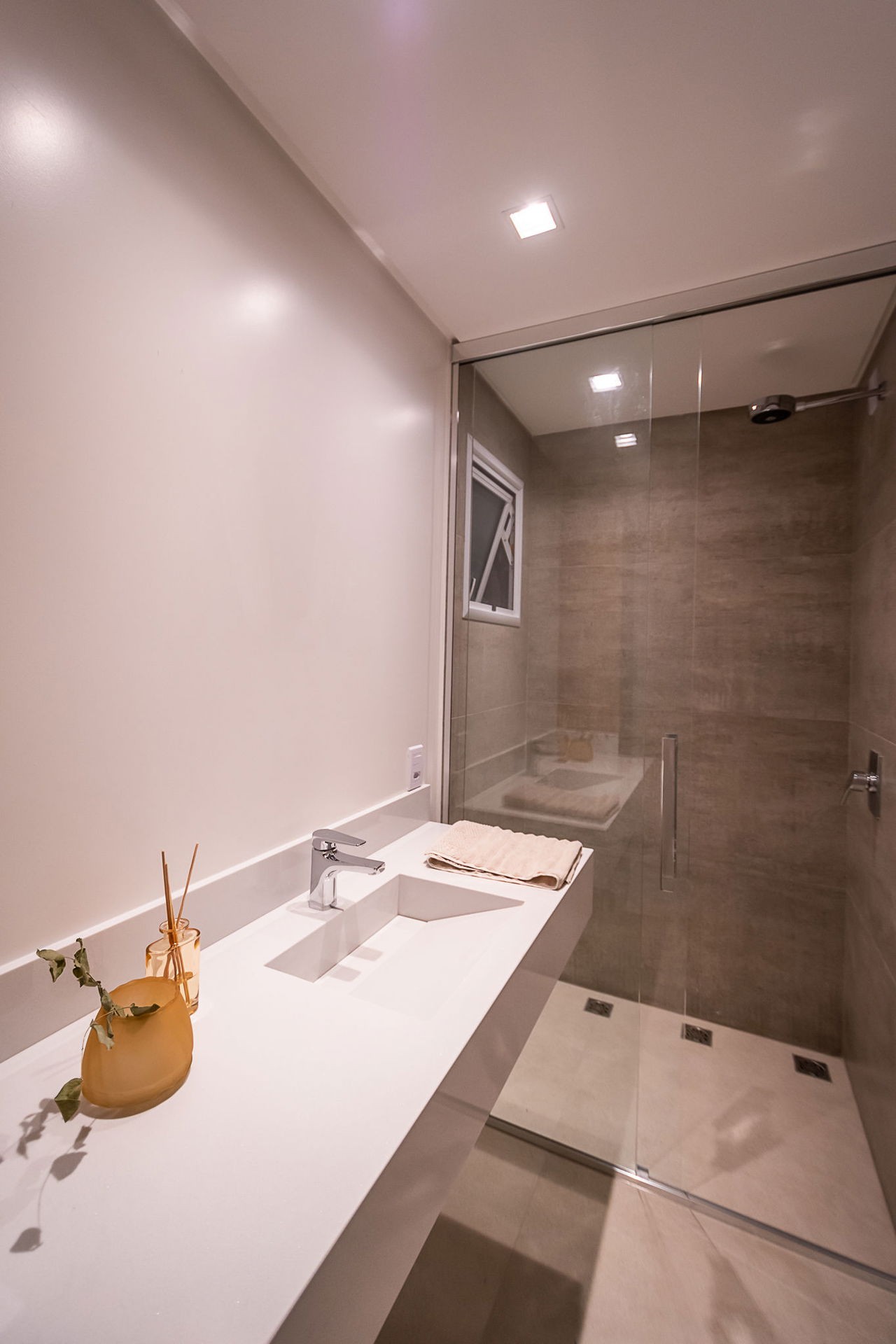Imperdível apartamento Pronto à venda em Itajaí-SC, no bairro Fazenda: 3 quartos, 3 suítes, 5 banheiros, 5 vagas de garagem, 328,96 m²!