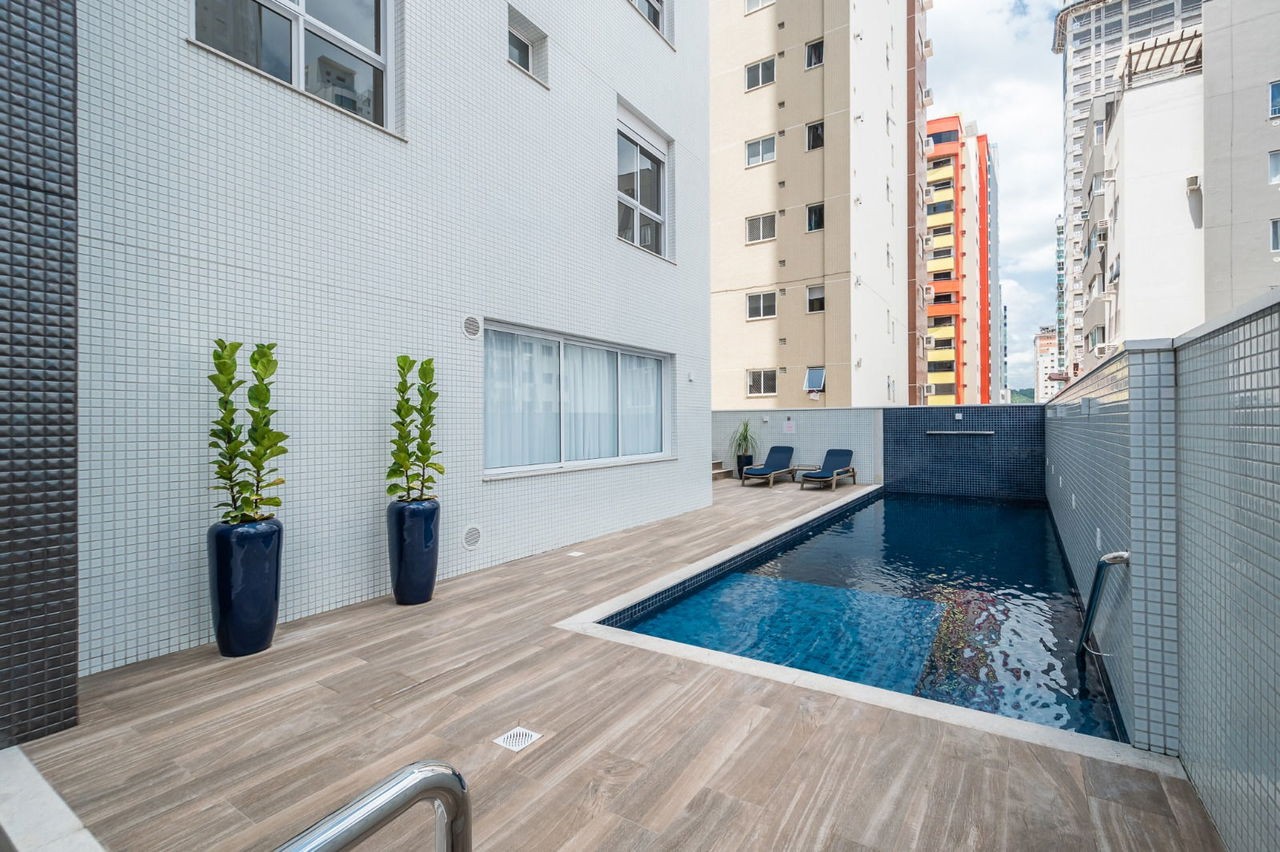 Apartamento de luxo pronto na cidade de Balneário Camboriú/SC, no bairro Centro, com 4 Suítes e 3 Vagas de Garagem. Localização Privilegiada.