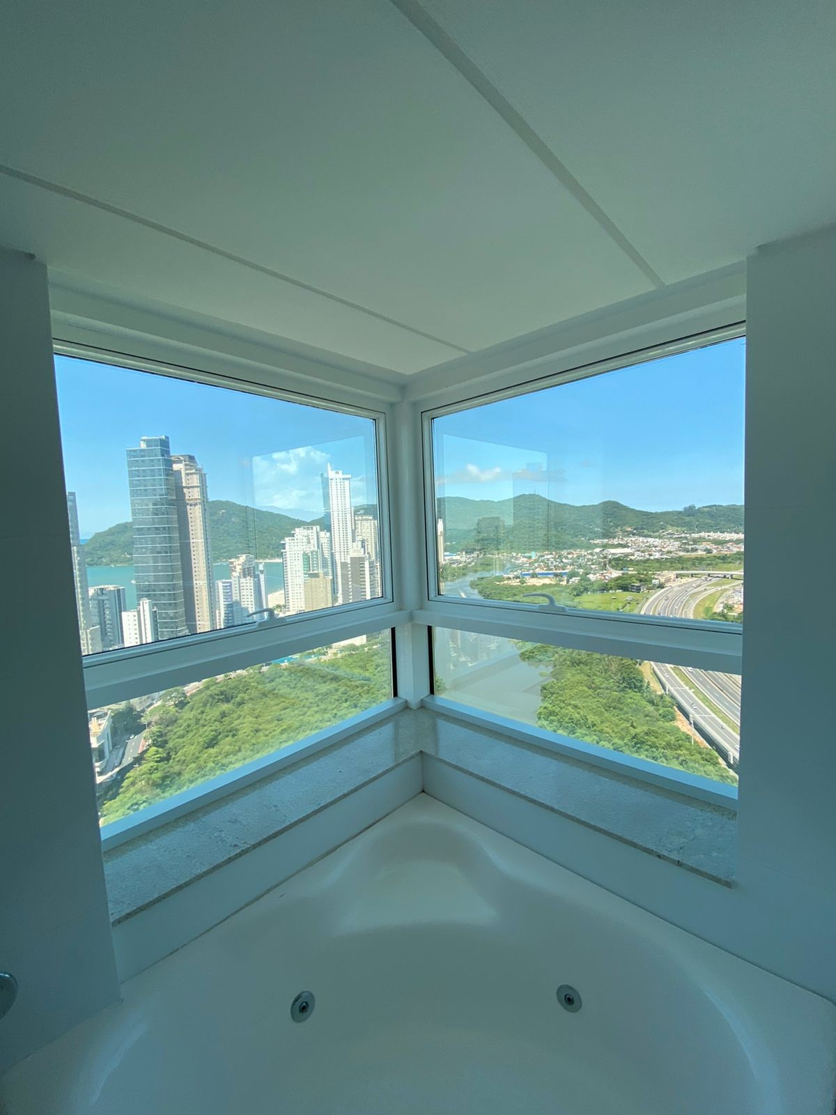 Imperdível! Apartamento de Luxo Pronto na Barra Sul, Balneário Camboriú-SC: 4 suítes, 3 vagas, 220,79m². Agende sua visita!