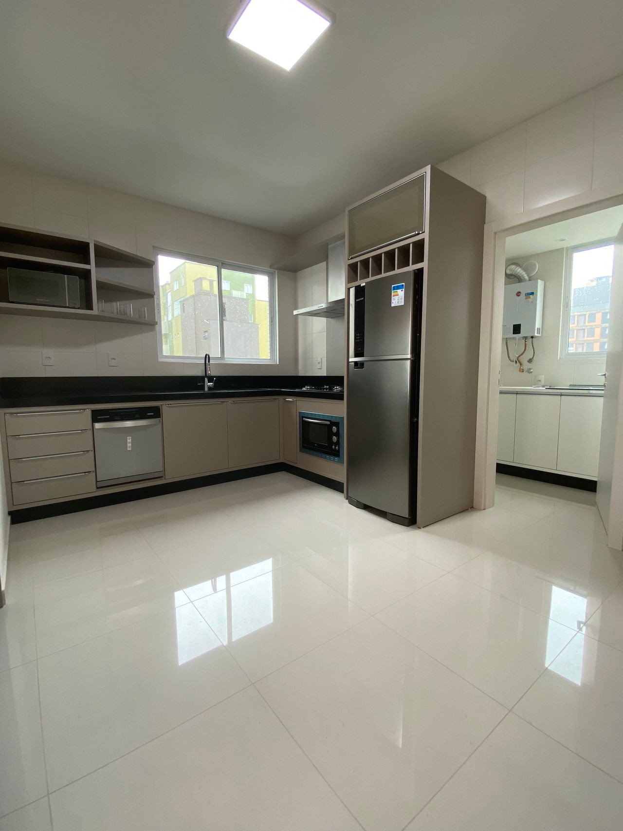 Venda de Apartamento Pronto de Luxo na Meia Praia, Itapema-SC: 4 Quartos, 3 Suítes, 4 Banheiros, 3 Vagas de Garagem!
