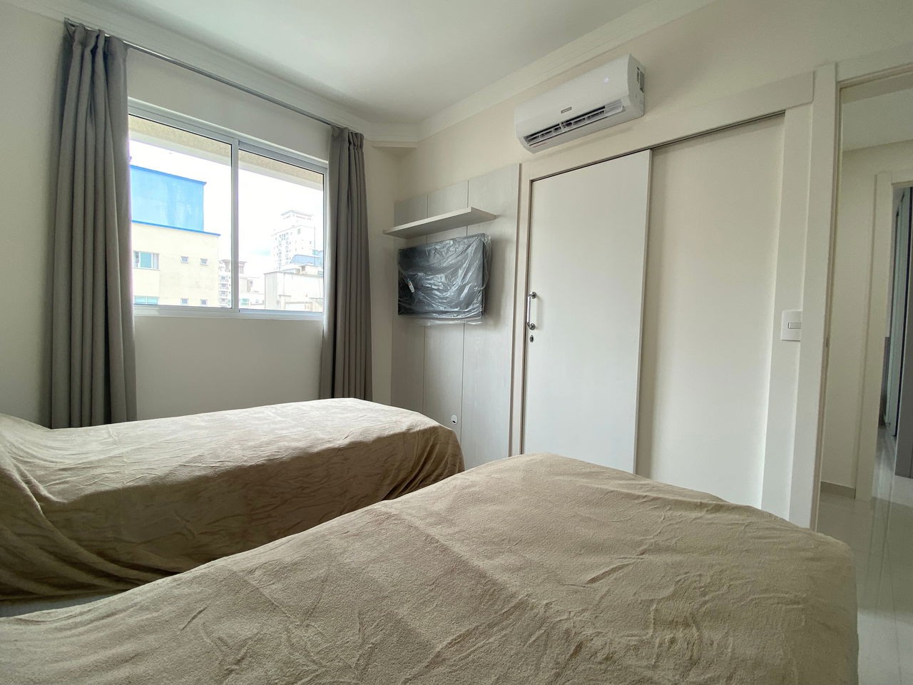 Venda de Apartamento Pronto de Luxo na Meia Praia, Itapema-SC: 4 Quartos, 3 Suítes, 4 Banheiros, 3 Vagas de Garagem!