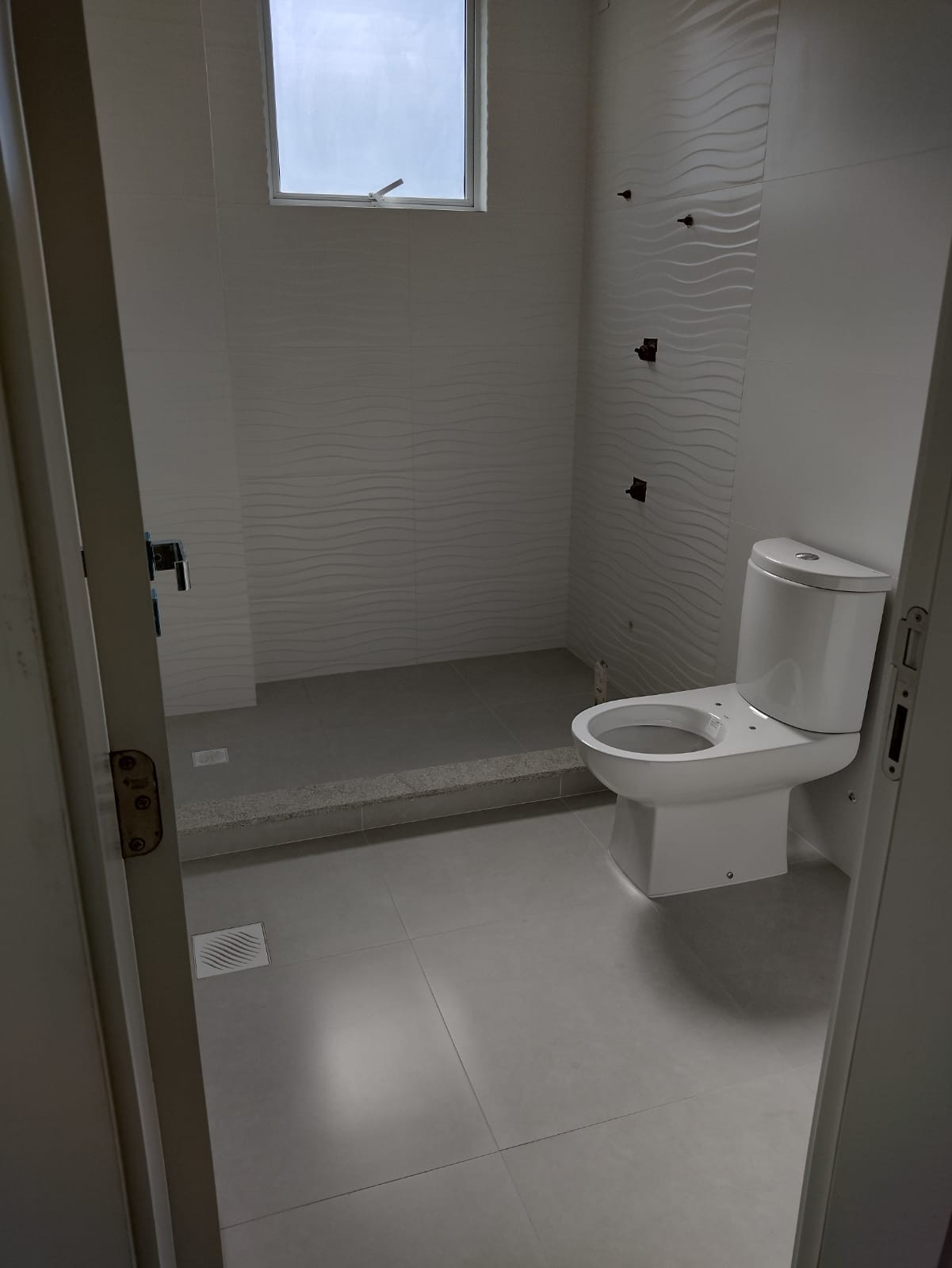 Apartamento de Luxo Pronto no Centro de Balneário Camboriú-SC: 3 suítes, 4 banheiros, 3 vagas de garagem, 145,82m² de área.