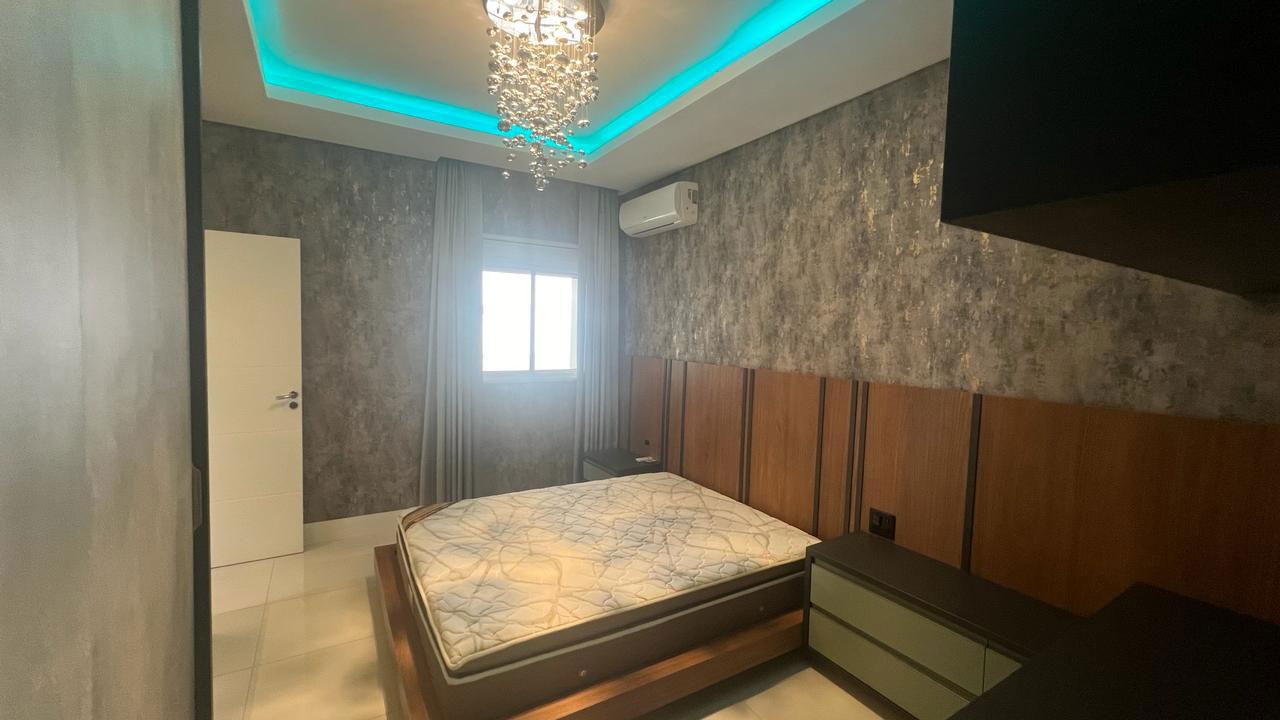 Apartamento Pronto Mobiliado em Itapema/SC no bairro Meia Praia, com 268m², 4suítes e 2vagas de gragem. Ótima localização a 400m do mar. Investimento.