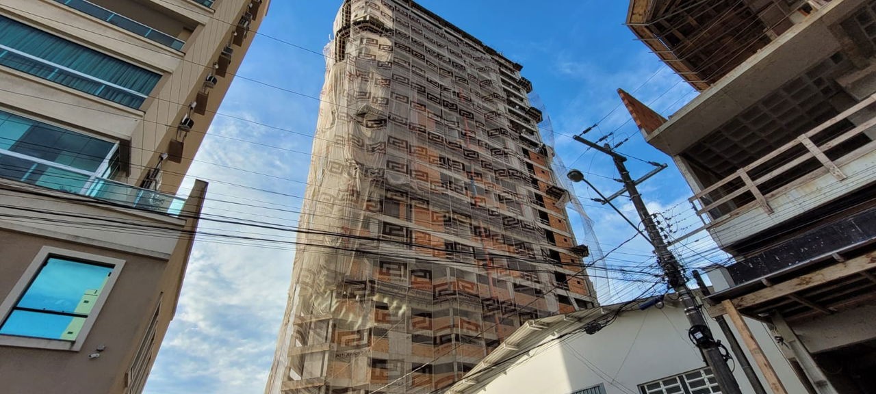 Apartamento em Construção na cidade de Itapema/SC no bairro Meia Praia, 1 dormitório e 1 Vaga de garagem. Bem localizado. Investir