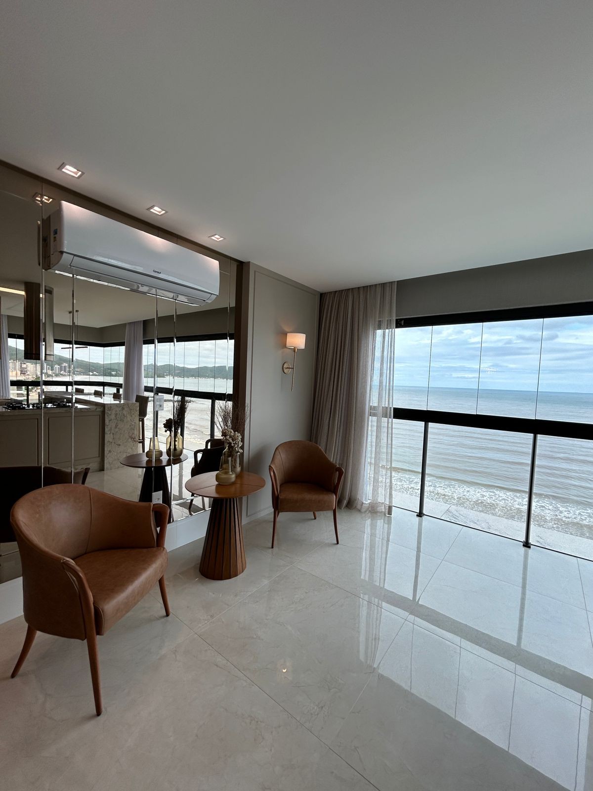 Apartamento Frente Mar Pronto Mobiliado em Itapema/SC no bairro Meia Praia,Localização Privilegiada, 180m² com 4 suítes e 4 vagas de garagem. Investir
