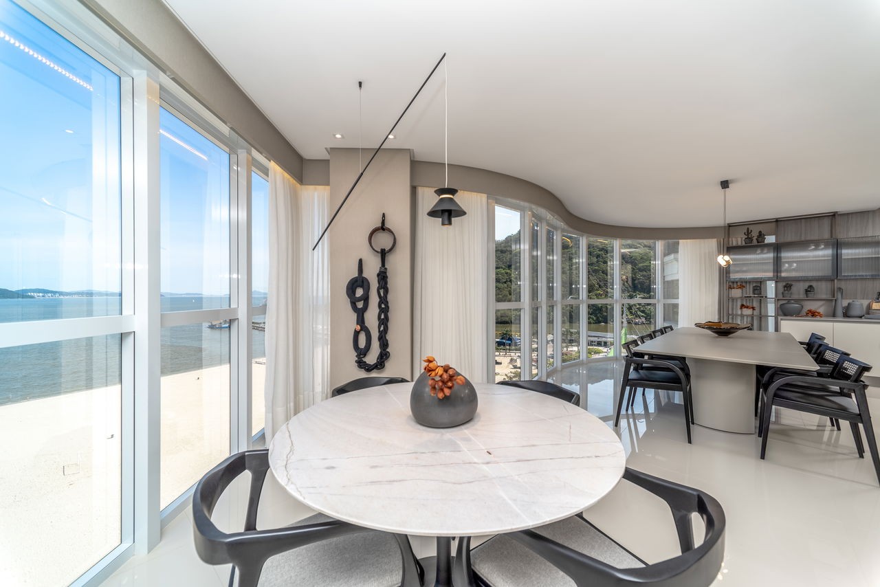 Apartamento de luxo pronto no Centro de Balneário Camboriú-SC: 4 quartos, 4 suítes, 5 banheiros, 4 vagas de garagem, 237m²