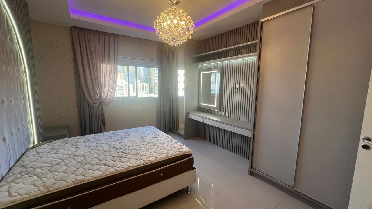 Apartamento Pronto Mobiliado em Itapema/SC no bairro Meia Praia, com 268m², 4suítes e 2vagas de gragem. Ótima localização a 400m do mar. Investimento.