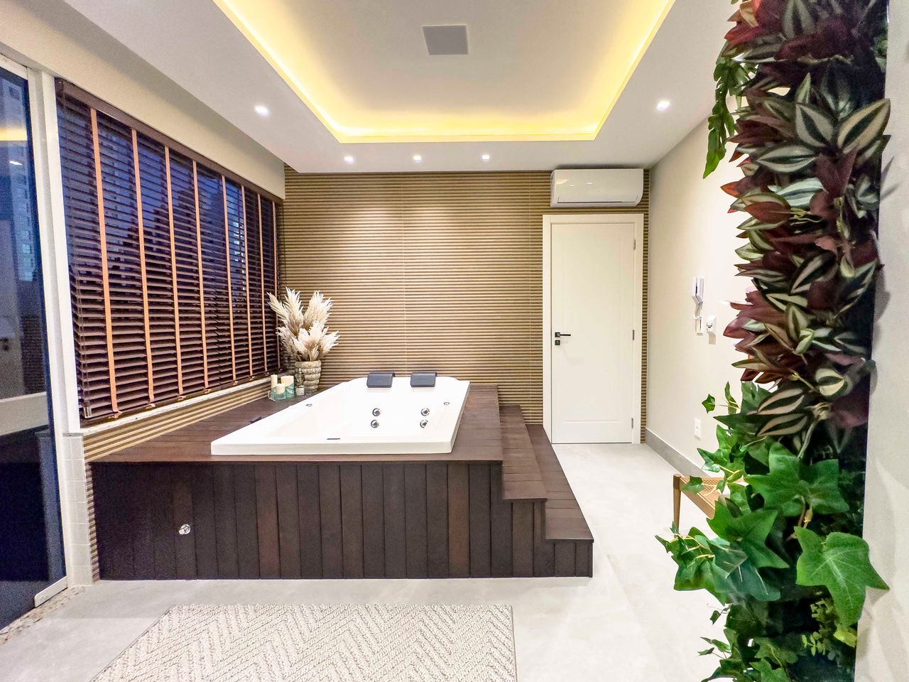 Apartamento de Luxo pronto no Centro de Balneário Camboriú-SC: 03 Quartos, 3 Suítes, 4 Banheiros, 3 Vagas, 135,60m².