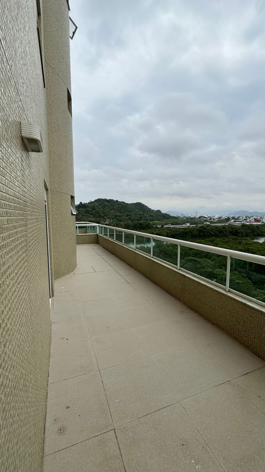 Apartamento Pronto para morar em Balneário Camboriú/SC com 160m² de área privativa sendo 3 suítes 3 vagas de garagem