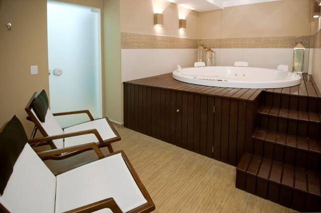 Sala comercial na cidade de Balneário Camboriú/SC no bairro Centro, com 109m² e 1 Vaga de Garagem.